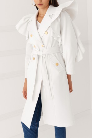 comprar online gabardina color blanco por debajo de la rodilla con volantes en los hombros y manga y solapas grandes, con botones dorados y cinturón para invitadas en eventos y fiestas de invierno