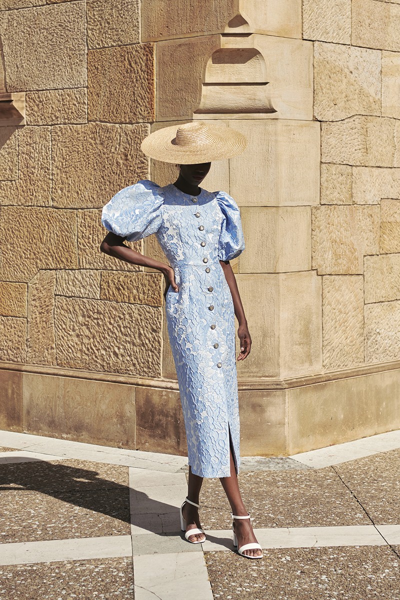 Vestido de coctel midi con mangas abullonadas y botones joya en tejido brocado de flores azul claro ideal para invitadas boda de dia, o mama de comunion o bautizo