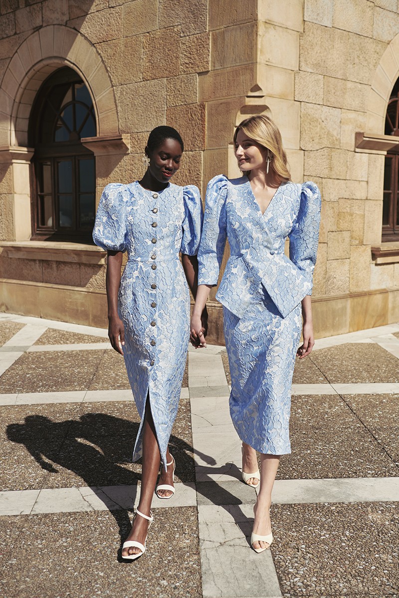 Vestido de fiesta midi con mangas abullonadas y botones joya en tejido brocado de flores azul claro ideal para invitadas boda de dia, o mama de comunion o bautizo