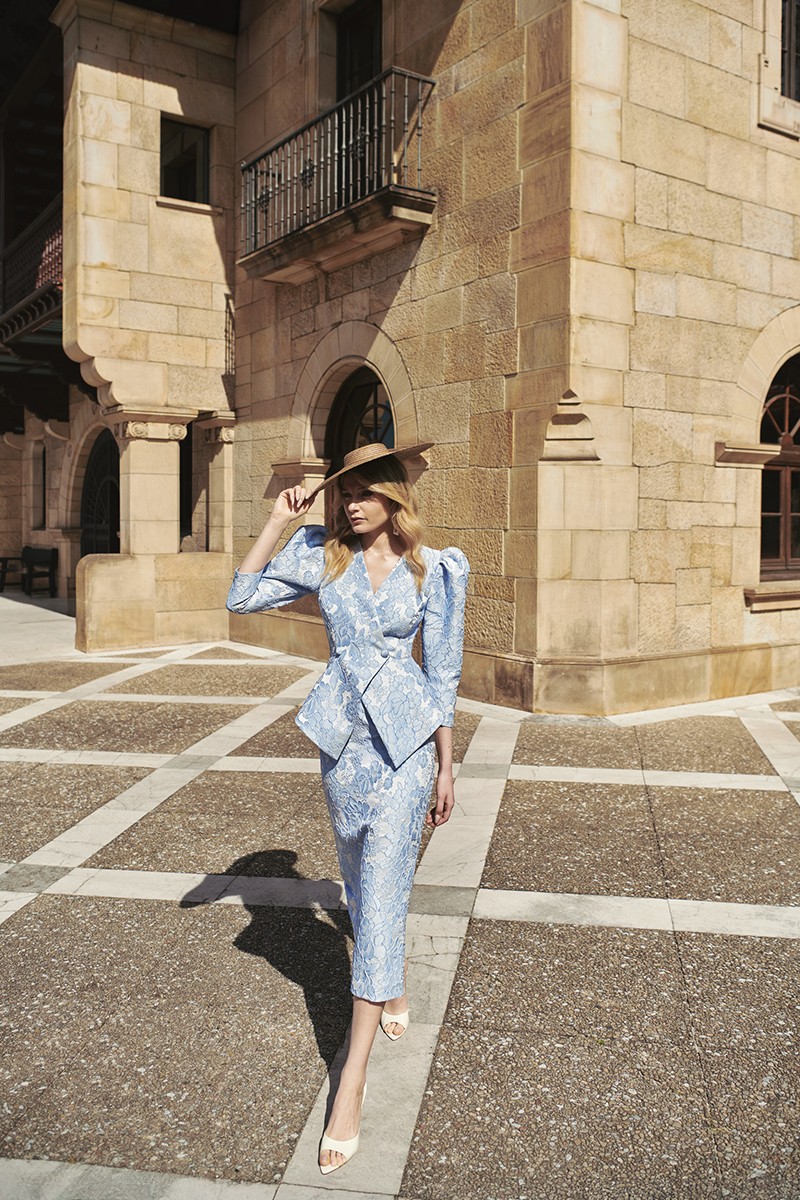 Vestido de fiesta con mangas abullonadas y peplum en tejido brocado de flores azul claro ideal para invitadas boda de dia, madrina, mama de comunion o bautizo