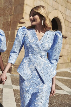 Vestido de coctel con mangas jamon y peplum en tejido brocado de flores azul claro ideal para invitadas boda de dia, madrina, mama de comunion o bautizo