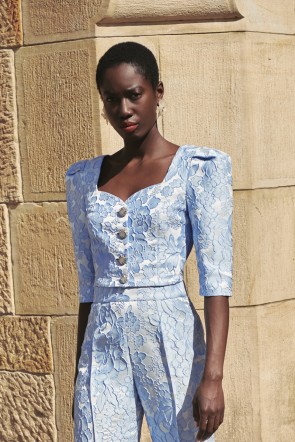 Top joya brocado azul claro con manga francesa escote corazon invitada boda mama de comunion o bautizo