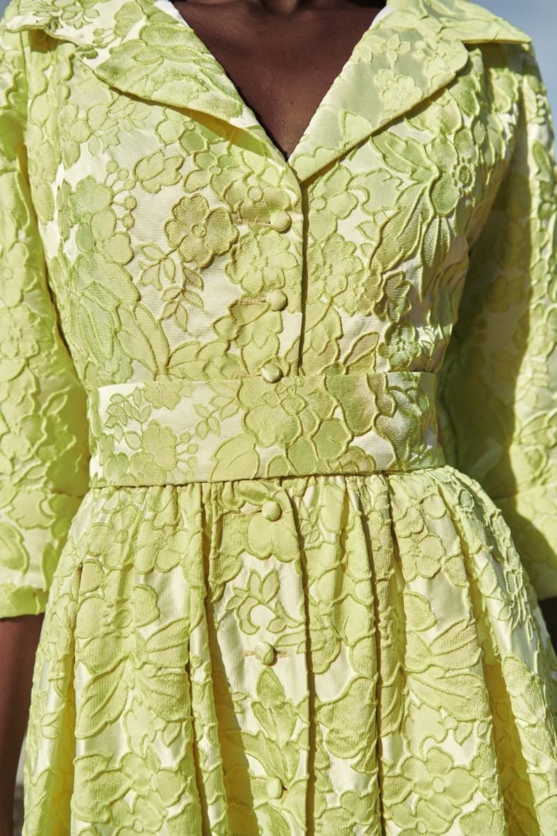 comprar online Vestido de fiesta largo camisero en brocado lima para invitada a boda, madrina, hermana de la novia o hermana del novio