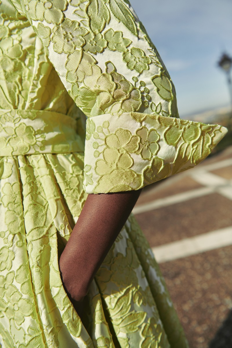 Vestido de fiesta largo camisero en tejido brocado lima para invitada a boda, madrina, hermana de la novia o hermana del novio