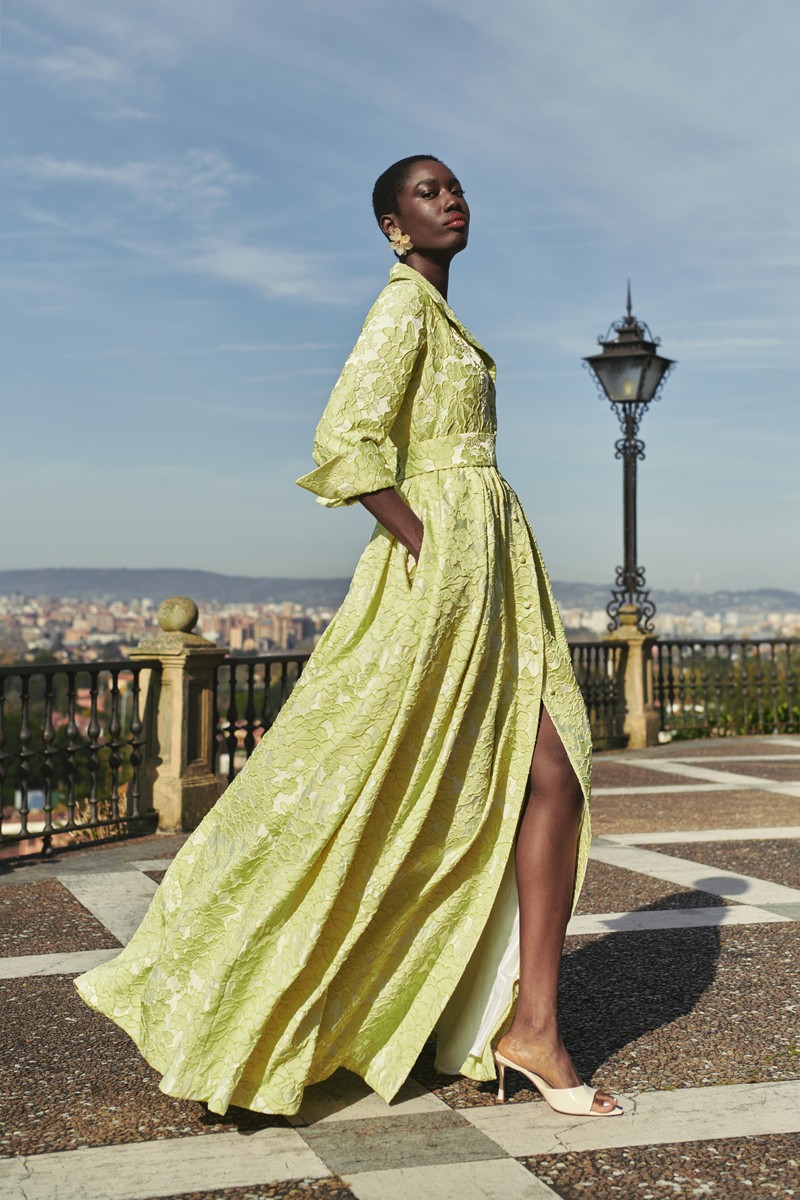 comprar online Vestido de fiesta largo camisero en tejido brocado lima para invitada a boda, madrina, hermana de la novia o hermana del novio