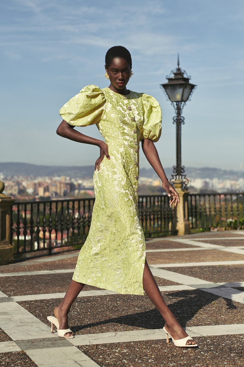 Vestido de coctel mangas volumen y botones joya en tejido brocado de flores verde lima ideal para invitadas boda de dia, o mama de comunion o bautizo