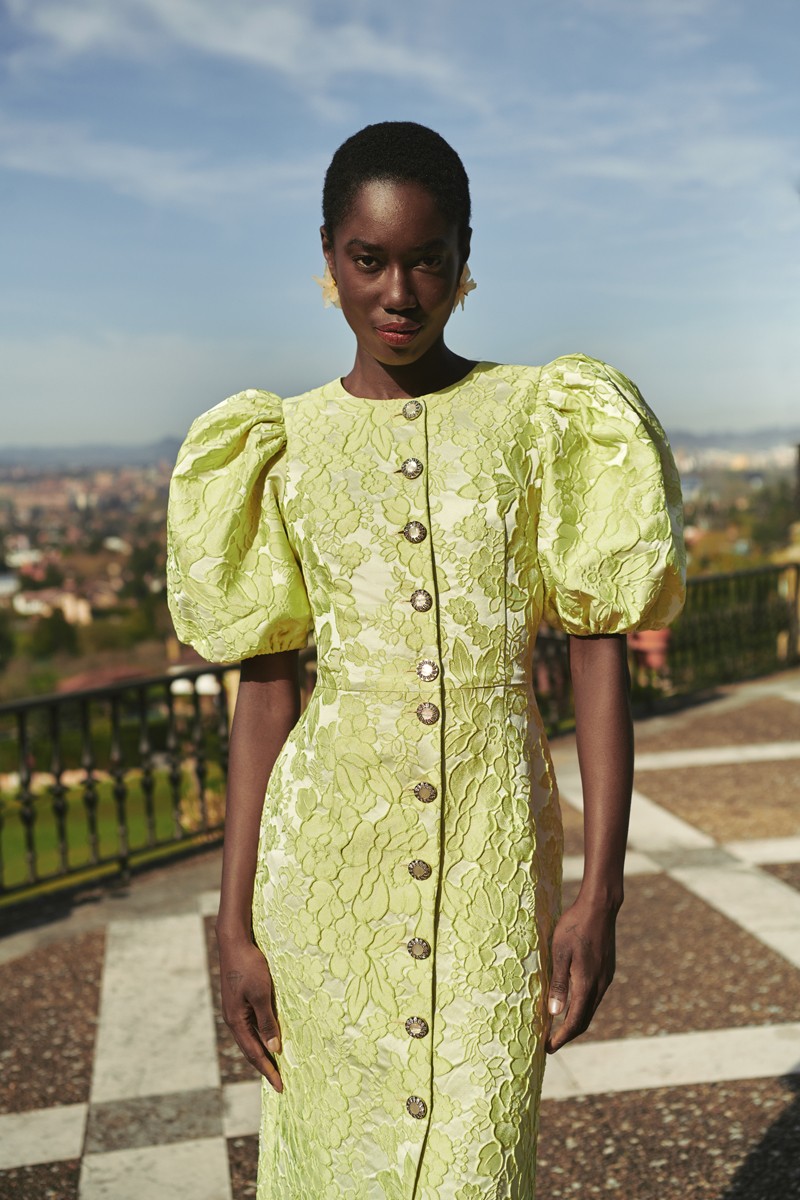Vestido mangas globo y botones joya en tejido brocado de flores verde lima ideal para invitadas boda de dia, o mama de comunion o bautizo