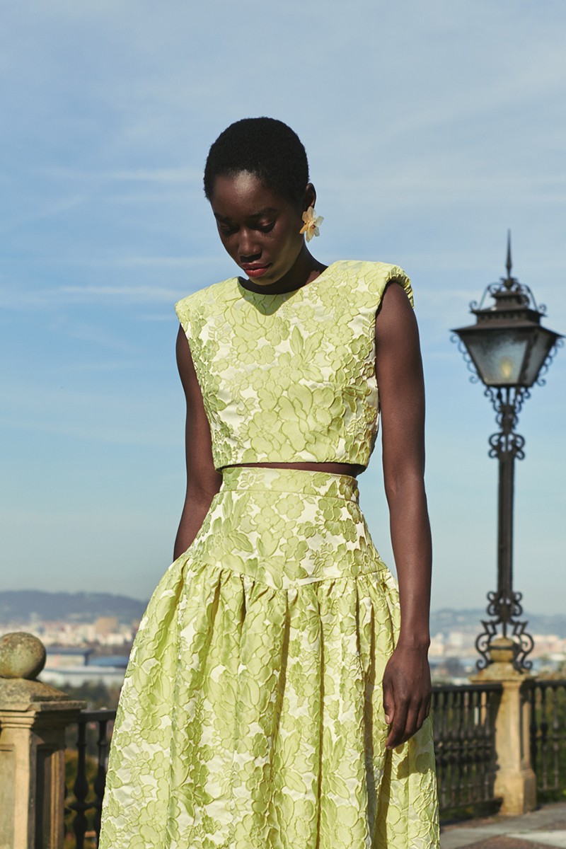 top confeccionado en brocado lima y hombreras para invitada a boda de verano, mama de comunion o bautizo, fiesta, evento