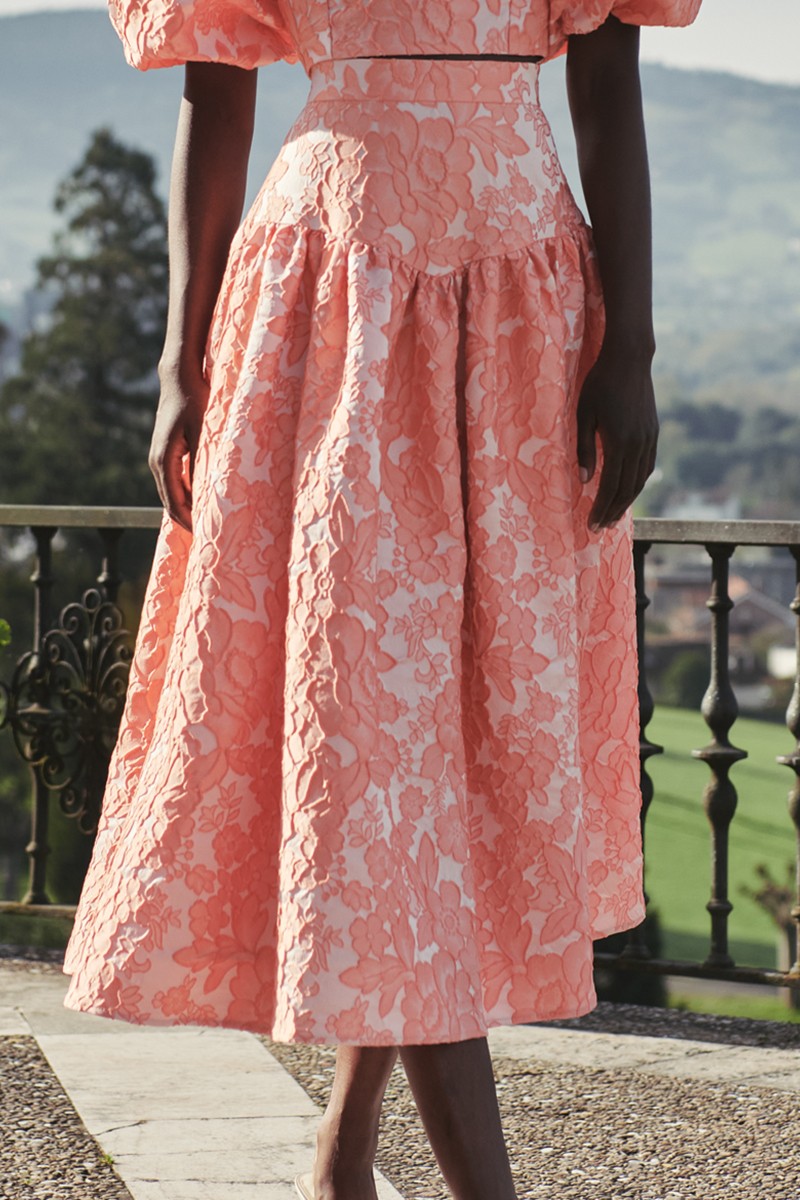 Falda de vuelo en brocado melocoton con canesu para invitadas a boda de dia, mamá de comunion, bautizo, graduacion
