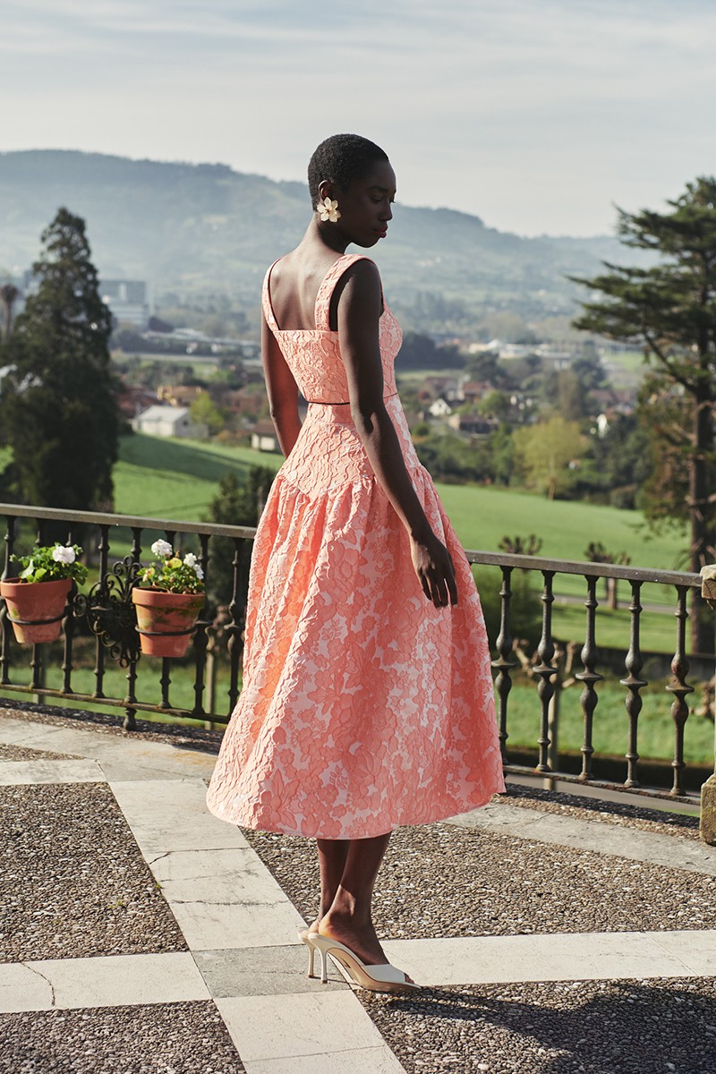 Falda jacquard brocado salmon con vuelo para invitadas a boda de dia, mamá de comunion, bautizo, graduacion