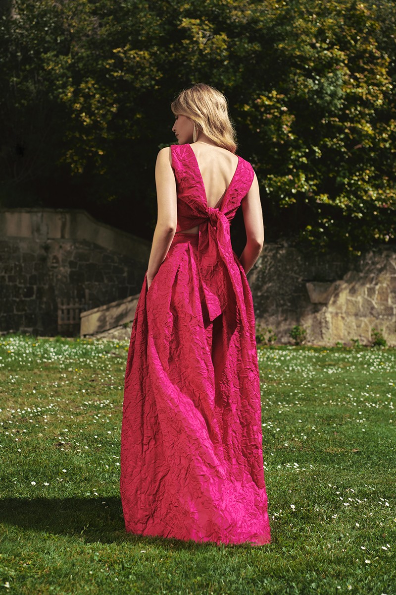 Preciosa falda larga confeccionada en un tejido jacquard de excelente calidad en color buganvilla con dibujo floral en relieve para hermana de la novia, invitada boda, madrina