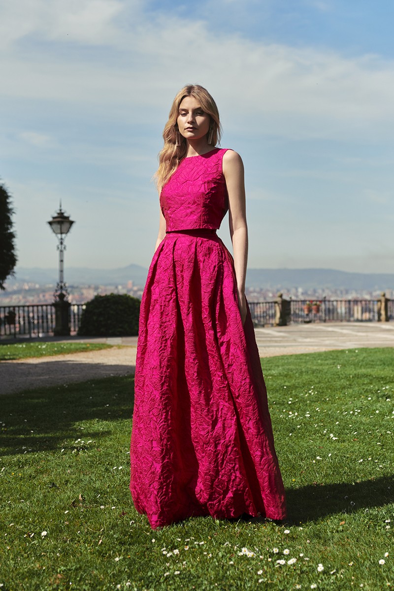 Falda larga confeccionada en un tejido jacquard de excelente calidad en color buganvilla con dibujo floral en relieve para hermana de la novia, invitada boda, madrina