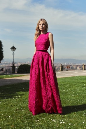 Falda larga confeccionada en un tejido jacquard de excelente calidad en color buganvilla con dibujo floral en relieve para hermana de la novia, invitada boda, madrina