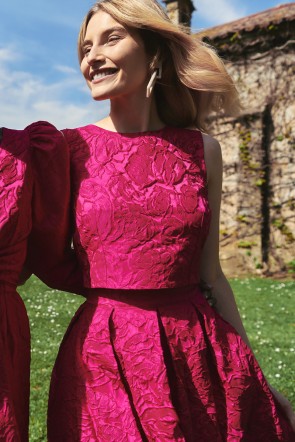 top corto con escote en pico en la espalda con lazada confeccionado en un tejido jacquard de excelente calidad en color buganvilla con dibujo floral en relieve para hermana de la novia, invitada boda, madrina