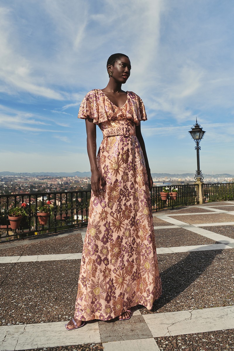vestido largo en confeccionado en gasa de lentejuela en colores pastel melocoton, dorado y morado con volante para invitadas de verano, boda, hermana de la novia