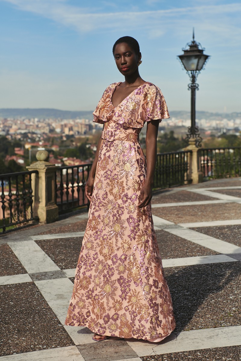 vestido largo en confeccionado en gasa de lentejuela en colores pastel melocoton, dorado y morado con volante para invitadas de verano, boda, hermana de la novia, sequin dress