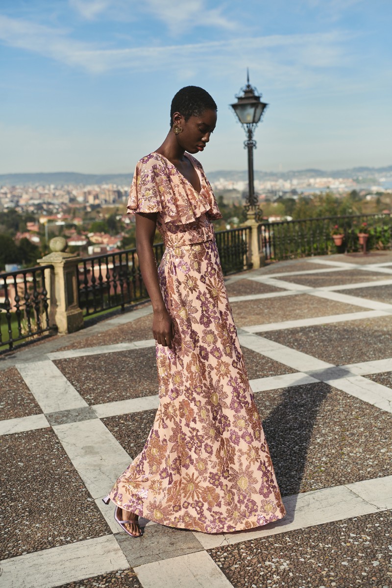 vestido de fiesta largo en confeccionado en gasa de lentejuela en colores pastel melocoton, dorado y morado con volante para invitadas de verano, boda, hermana de la novia