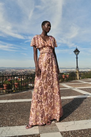 vestido largo en  confeccionado en gasa de lentejuela en colores pastel melocoton, dorado y morado con volante para invitadas de verano, boda, hermana de la novia