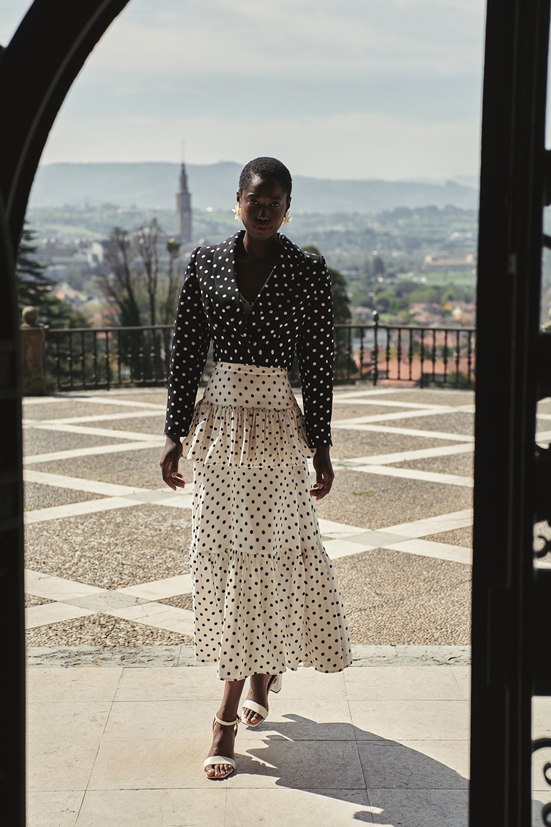 falda larga con volantes en crepe de lunares blanco y negro para invitada a boda primavera verano feria de abril