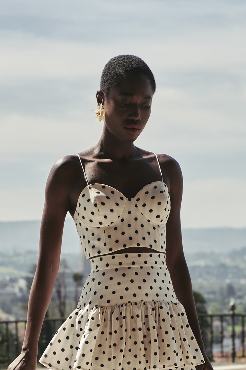 top corpiño crepe de lunares blanco y negro invitada conjunto para boda de primavera verano, graduación o feria de abril