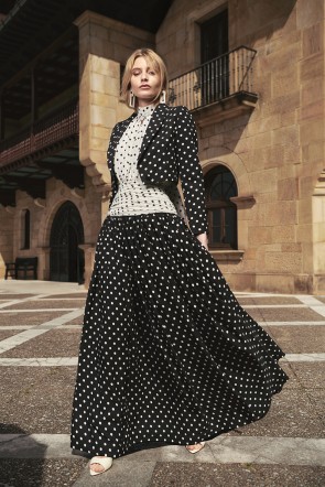 comprar blazer corta crepe lunares  negra y blanca para invitada conjunto para boda de primavera verano, graduación o feria de abril