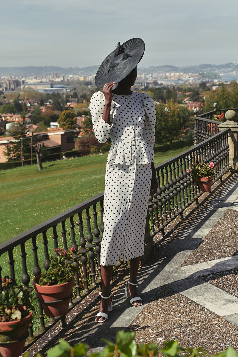 comprar vestido recto midi con peplum y manga volumen en crepe de lunares blanco y negro para invitada a boda primavera verano feria de abril