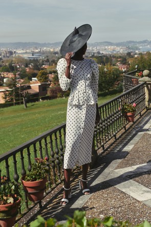 comprar  vestido recto midi con peplum y manga volumen en crepe de lunares blanco y negro para invitada a boda primavera verano feria de abril
