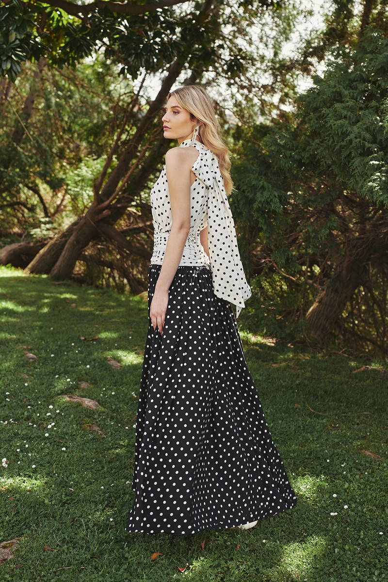 vestido largo escote halter con lazada al cuello y falda drapeada en crepe de lunares blanco y negro para invitada a boda primavera verano feria de abril