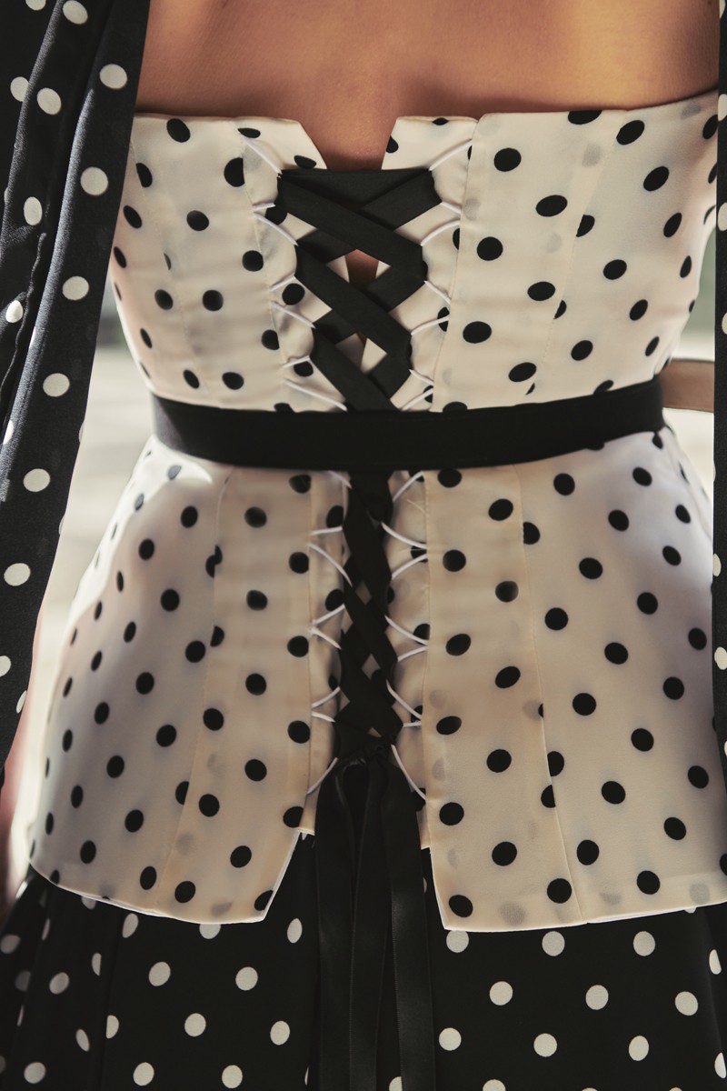 top en crepe de lunares blanco y negro invitada conjunto para boda de primavera verano, graduación o feria de abril