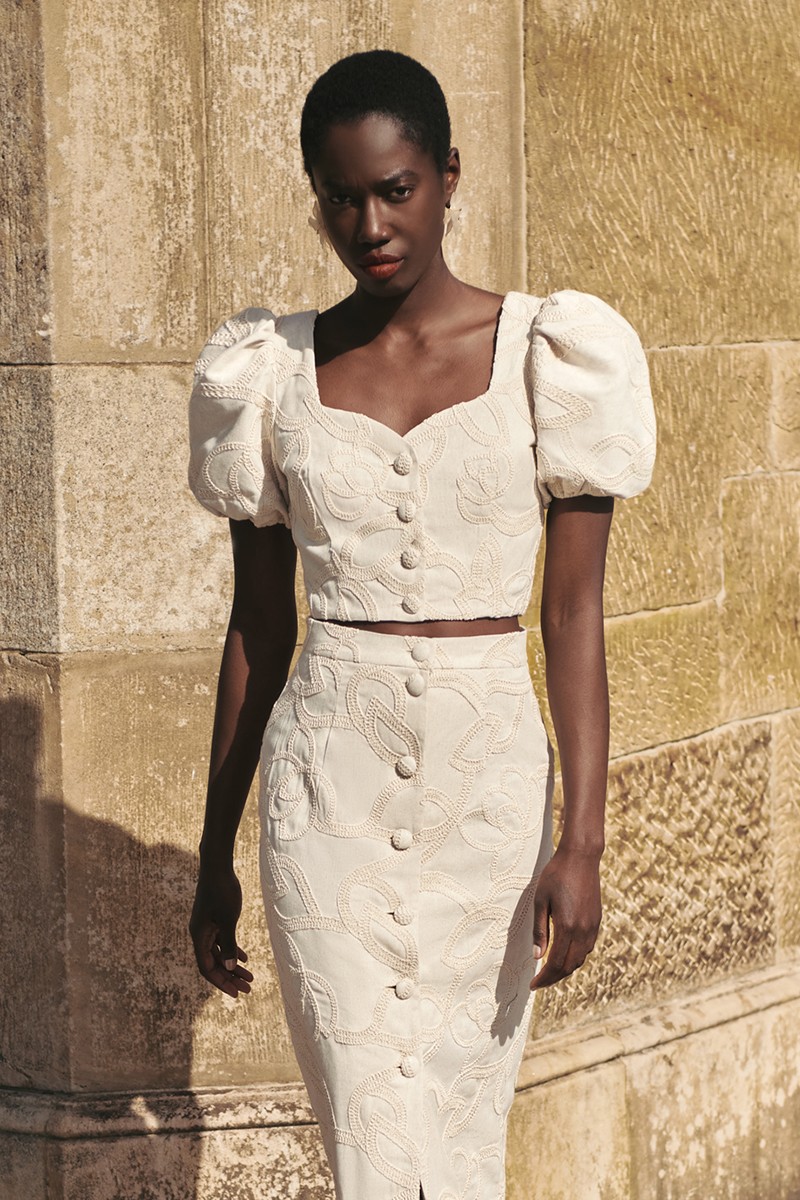 top en tejido de lino beige con dibujo relieve con manga globo pequeña, para invitada fiesta, boda, evento, mamá de comunion comprar online