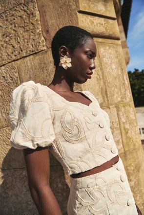 top de fiesta en tejido de lino beige con dibujo relieve con manga globo pequeña, para invitada fiesta, boda, evento, mamá de comunion comprar online