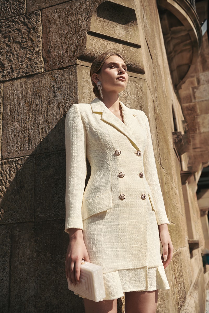 vestido corto esmoquin chanel tweed blanco roto con volante para mamá de bautizo, comunion o novia civil.