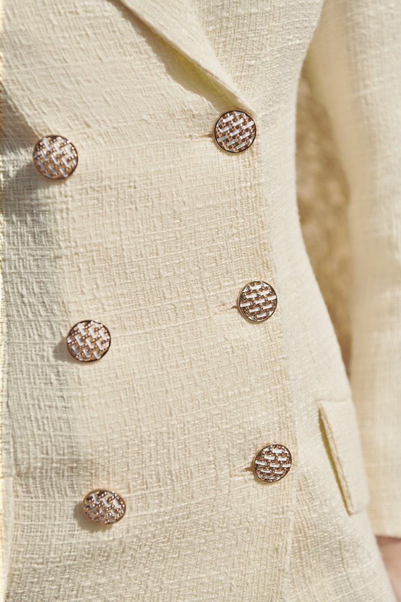 vestido corto esmoquin tejido chanel tweed blanco roto con volante para mamá de bautizo, comunion o novia civil.