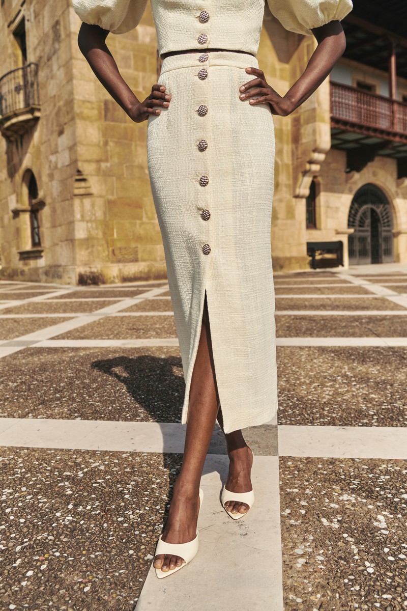 conjunto blanco chanel de top y falda con botones joya para novia civil, boda informal, mama de bautizo o comunion