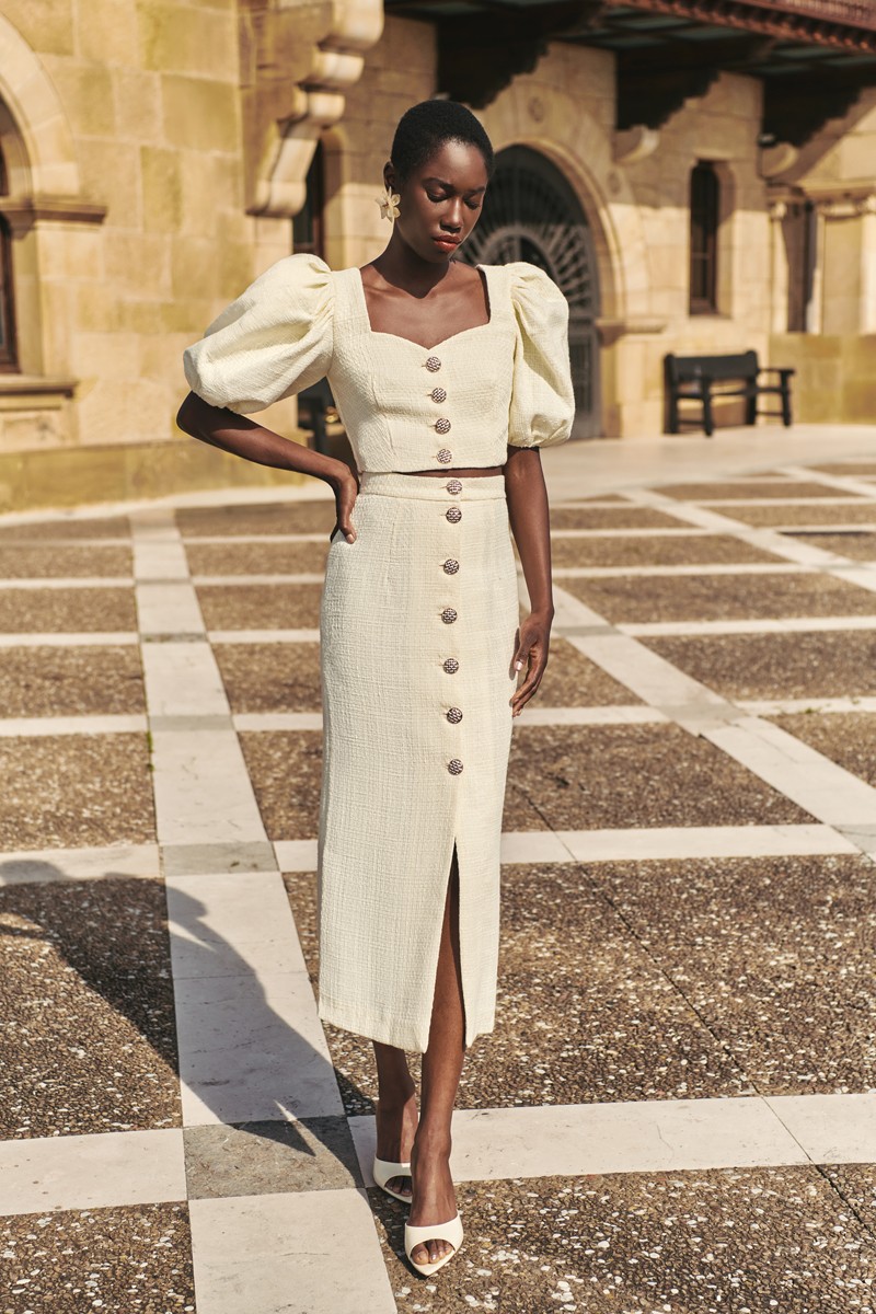 conjunto blanco roto en tweed de top y falda con botones joya para novia civil, boda informal, mama de bautizo o comunion