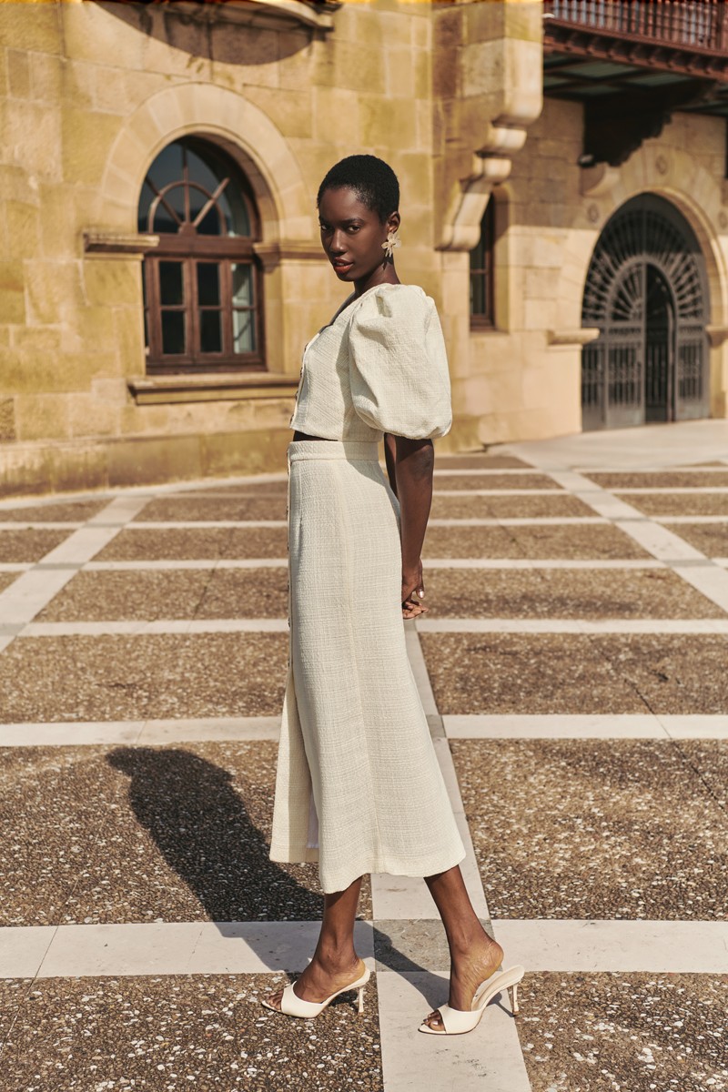 comprar conjunto blanco roto en tejido chanel de top y falda con botones joya para novia civil, boda informal, mama de bautizo o comunion