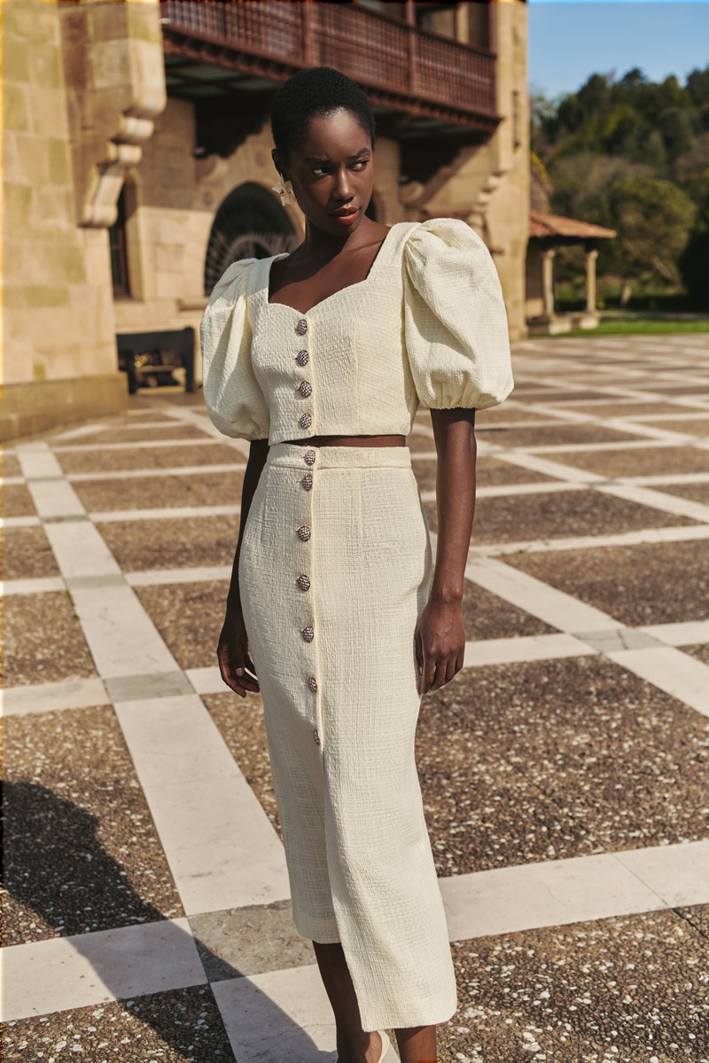 conjunto blanco roto en tejido chanel de top y falda con botones joya para novia civil, boda informal, mama de bautizo o comunion, coctelconjunto blanco roto en tejido chanel de top y falda con botones joya para novia civil, boda informal, mama de ba