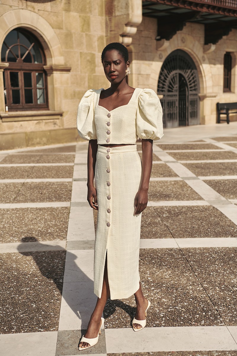 conjunto blanco roto con mangas abullonadas y botones joya en tejido chanel blanco mama de bautizo o comunion, novia civil, shoponline, 