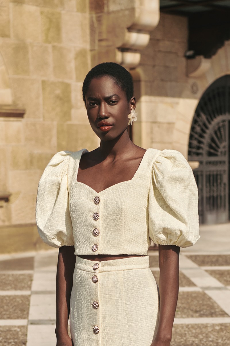 Top en chanel blanco roto con mangas abullonadas y botones joya en tejido chanel blanco mama de bautizo o comunion, novia civil, shoponline, 