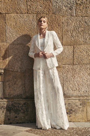 traje de blazer y falda pantalon de gasa bordada blanca para invitada evento, novia civil, fiesta blanca, ibicenca, bohochic