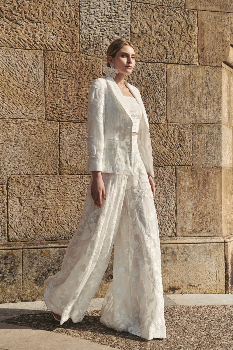 comprar traje de novia con falda/pantalón y chaqueta en gasa flores bordadas blanca con cuello esmoquin, boda civil, madre de comunion, bautizo, fondo de armariocomprar online traje de chaqueta en gasa flores bordadas blanca con cuello esmoquin, bod