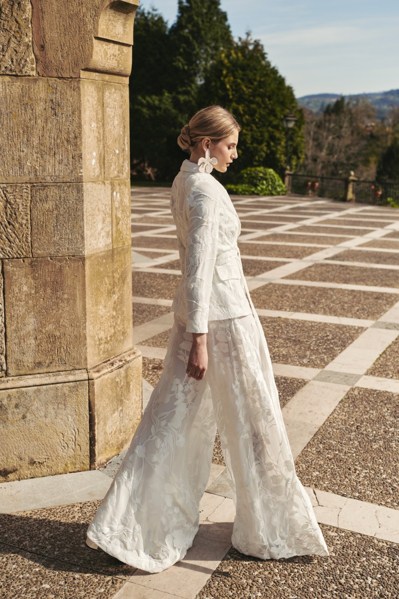 traje de novia con pantalon ancho y chaqueta en gasa flores bordadas blanca con cuello esmoquin, boda civil, madre de comunion, bautizo, fondo de armariocomprar online traje de chaqueta en gasa flores bordadas blanca con cuello esmoquin, boda civil