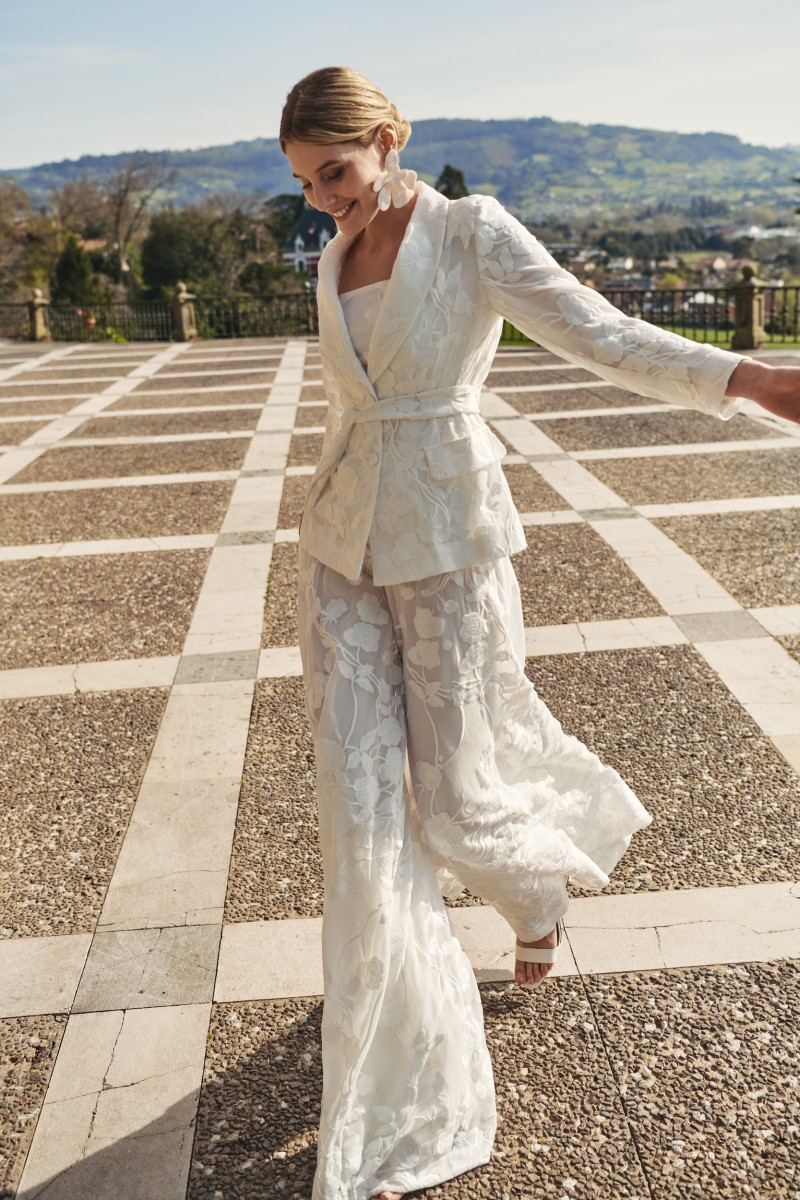 traje de novia con falda/pantalón y chaqueta en gasa flores bordadas blanca con cuello esmoquin, boda civil, madre de comunion, bautizo, fondo de armariocomprar online traje de chaqueta en gasa flores bordadas blanca con cuello esmoquin, boda civil