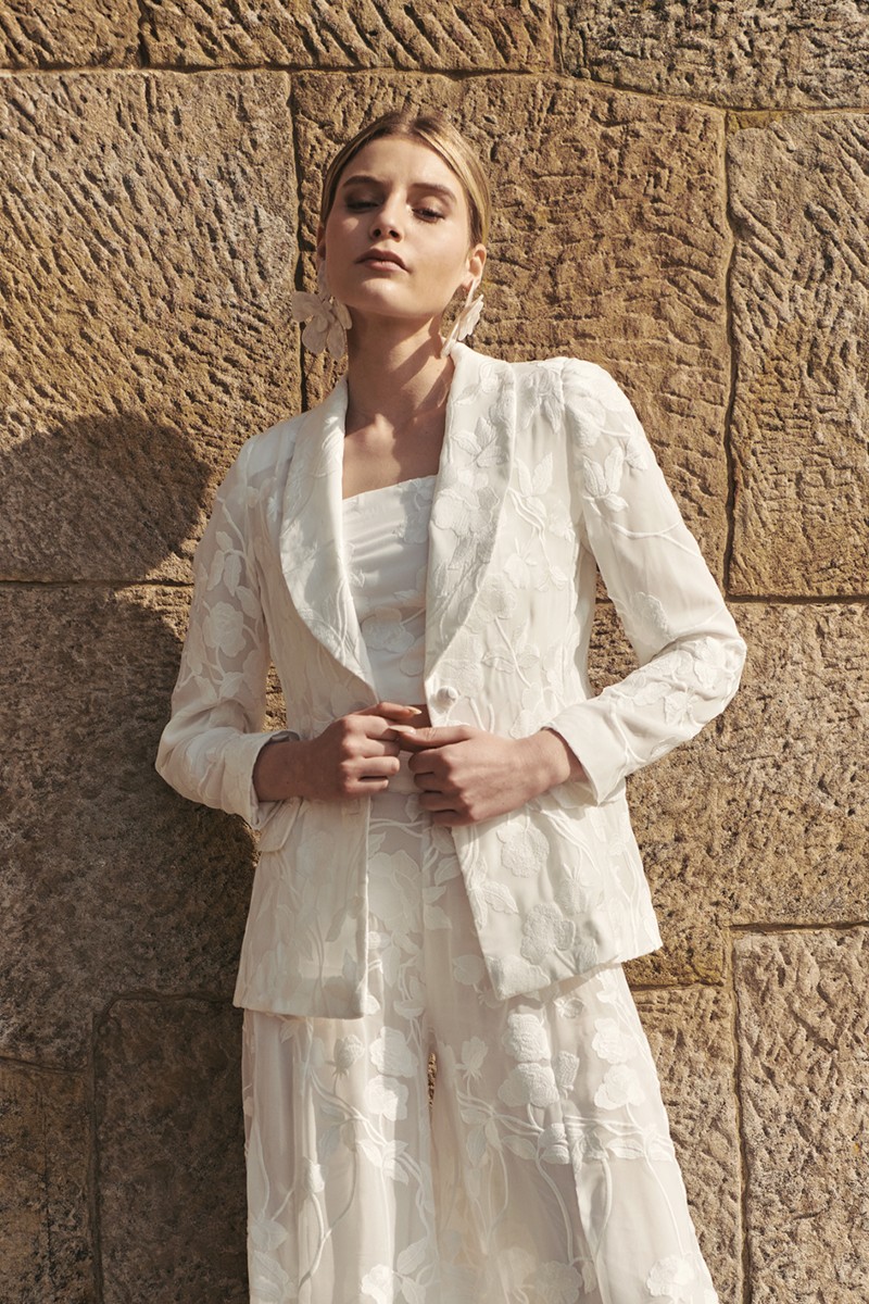 traje de chaqueta en gasa flores bordadas blanca con cuello esmoquin, boda civil, madre de comunion, bautizo, fondo de armario