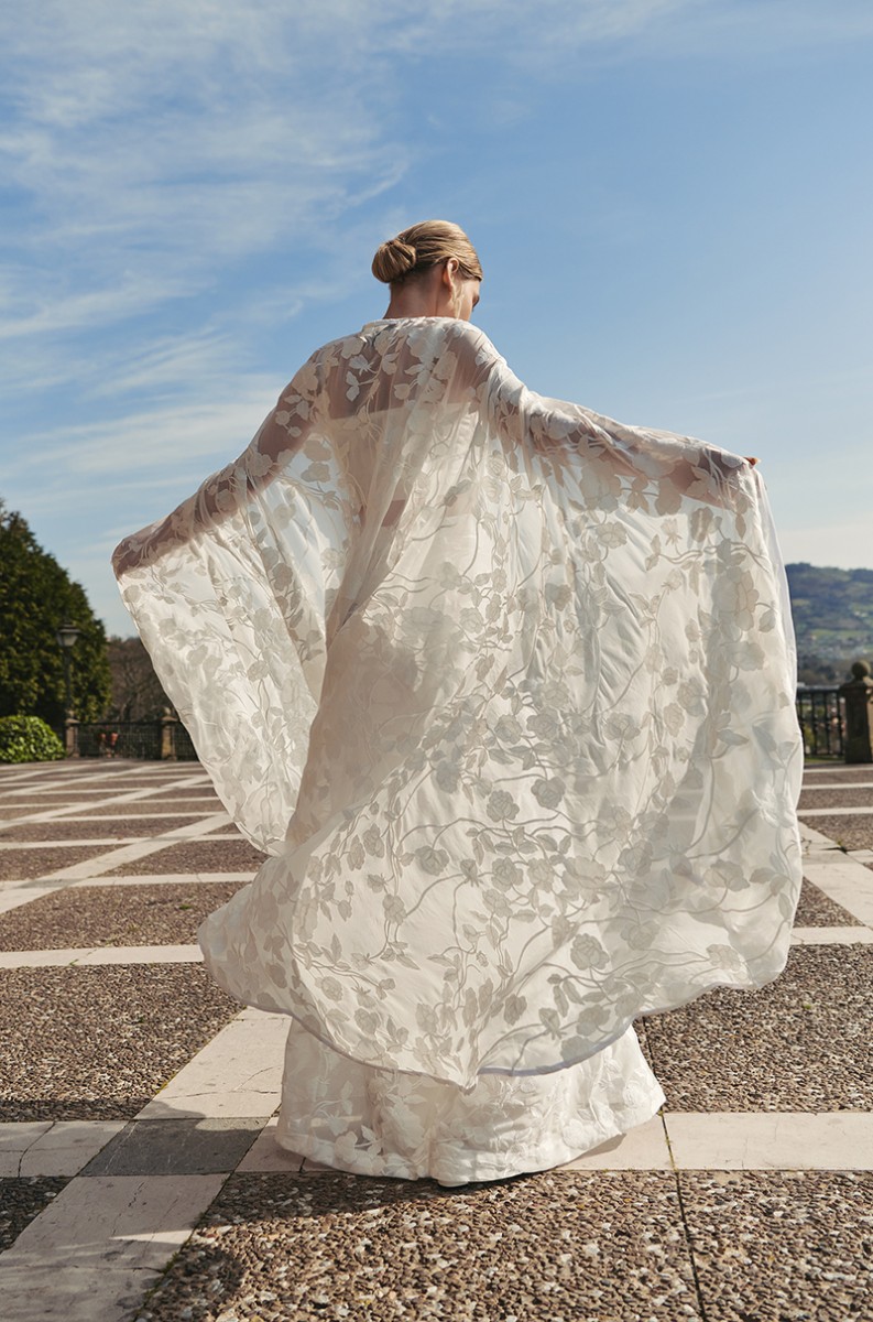 comprar Capa larga de gasa bordada de flores blancas para novia civil, bohochic, boda ibicenca o por la iglesia