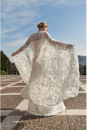 comprar Capa larga de gasa bordada de flores blancas para novia civil, bohochic, boda ibicenca o por la iglesia