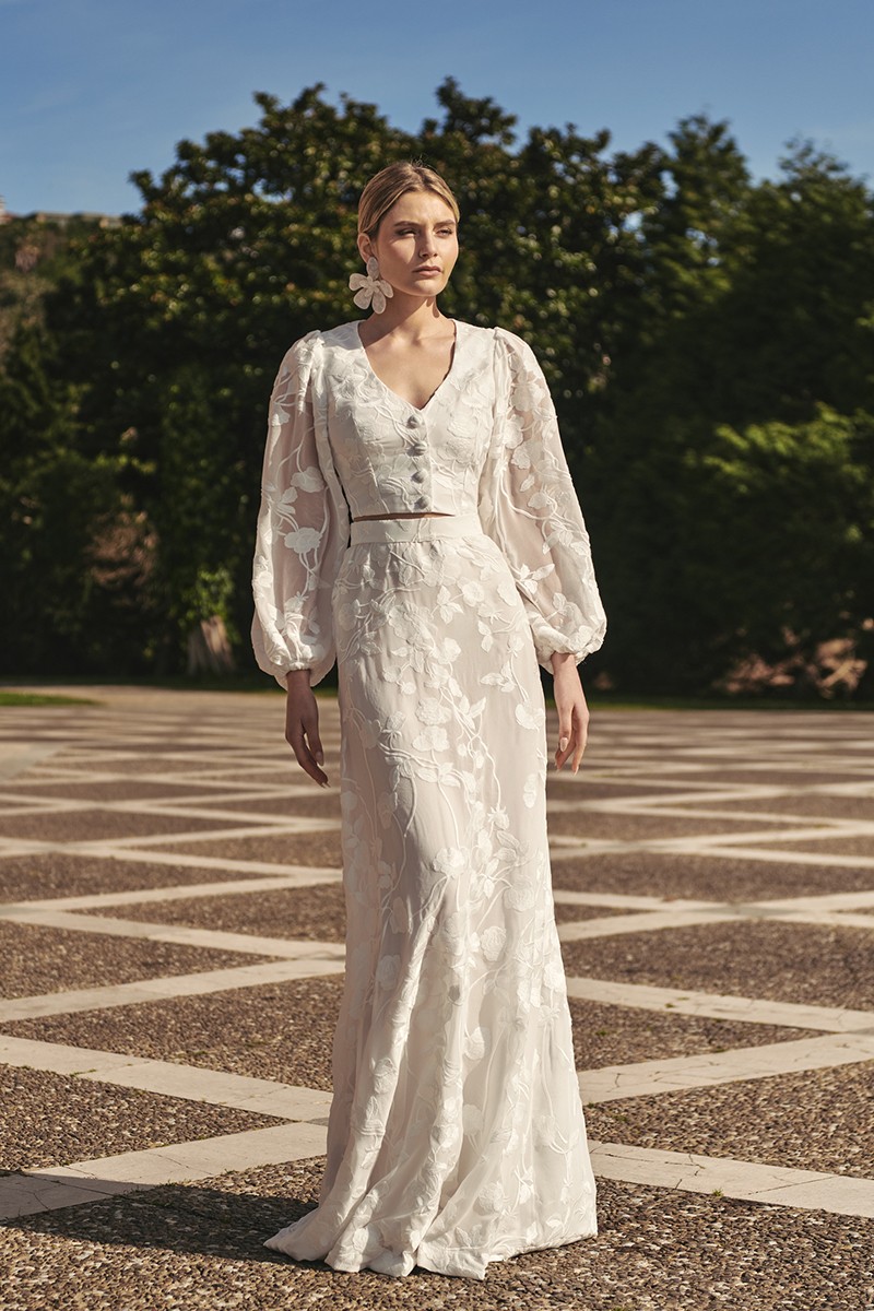 Preciosa falda larga en gasa bordada en flores blancas de excelente calidad con forma evasé para novia civil, boda por la iglesia, boda en la playa, boho chic.