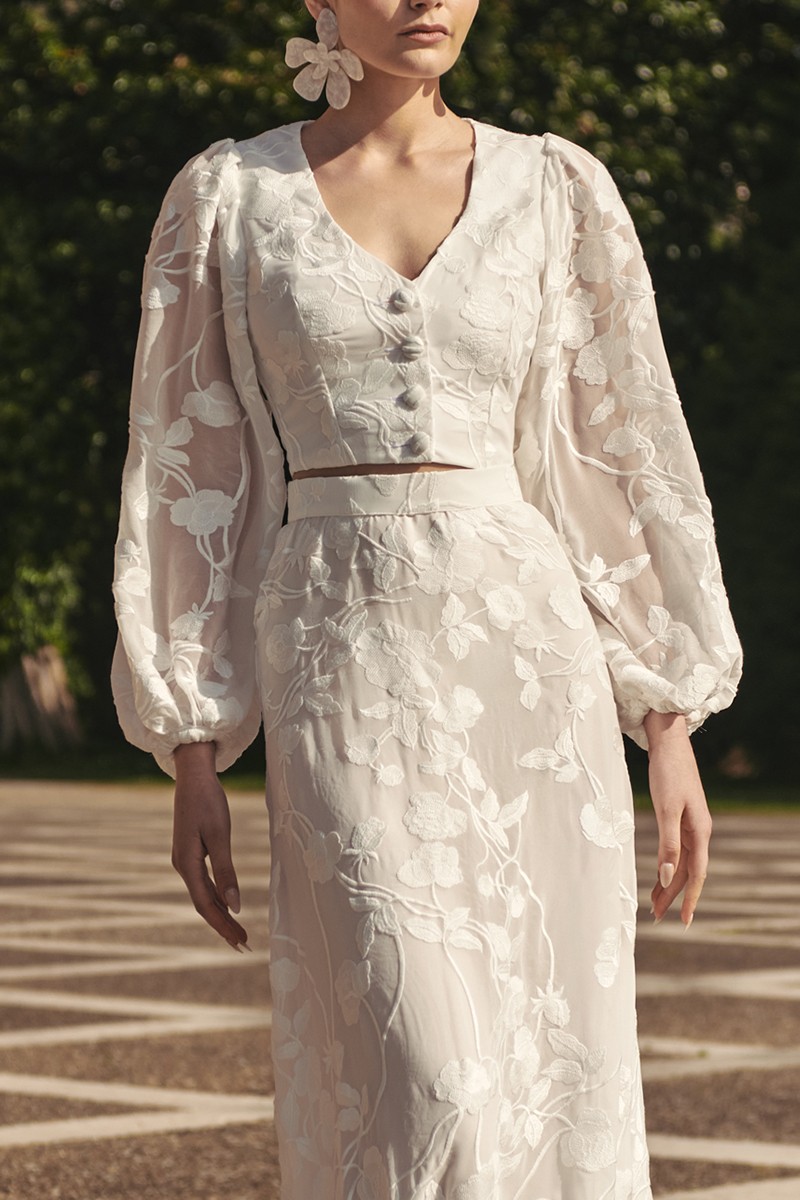 Comprar top en gasa blanca bordada con mangas ablusonada transparente, escote en pico y botones forradas para novia, boda, evento