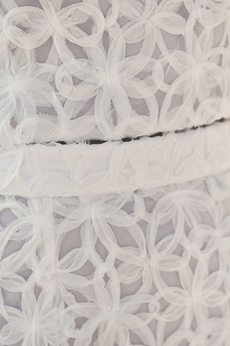 vestido tul con dibujo de organza en relieve en color blanco con falda recta y escote asimetrico con gran lazada de organza para novia, segundo vestido