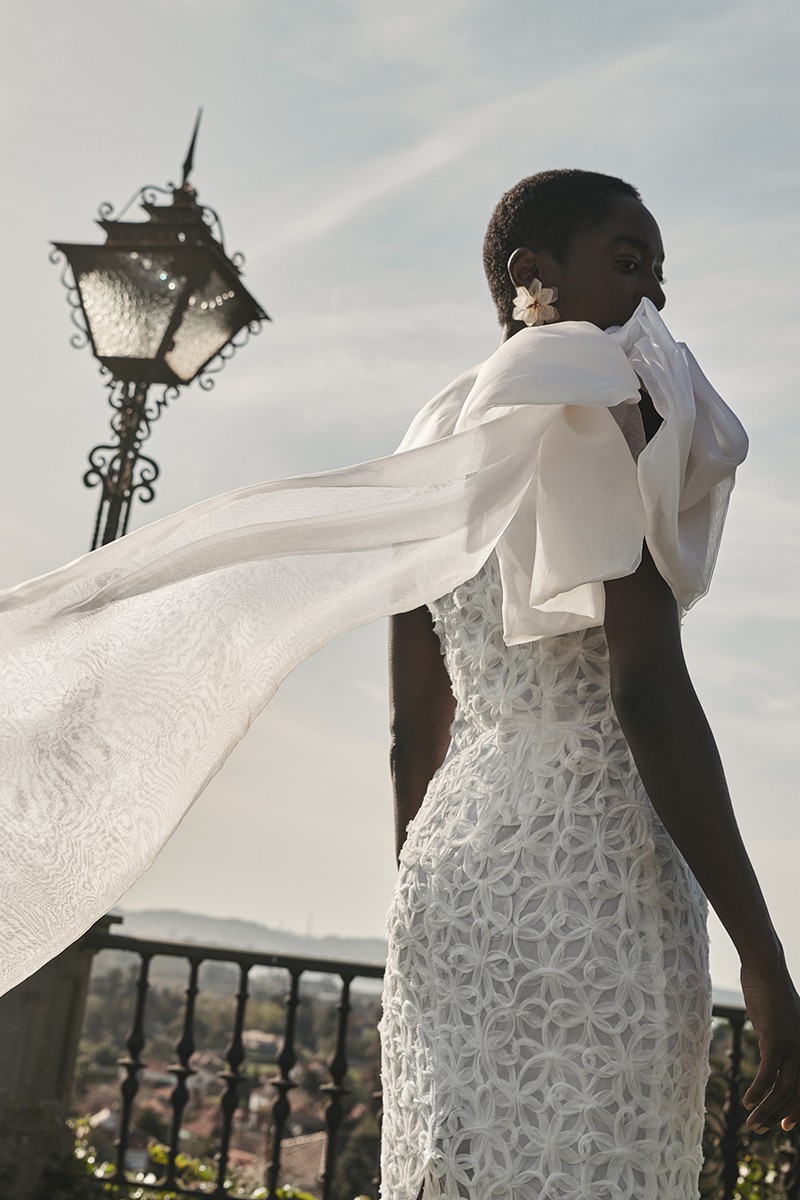 vestido de novia de tul y organza en relieve en color blanco con falda recta y escote asimetrico con gran lazada para boda, segundo vestido
